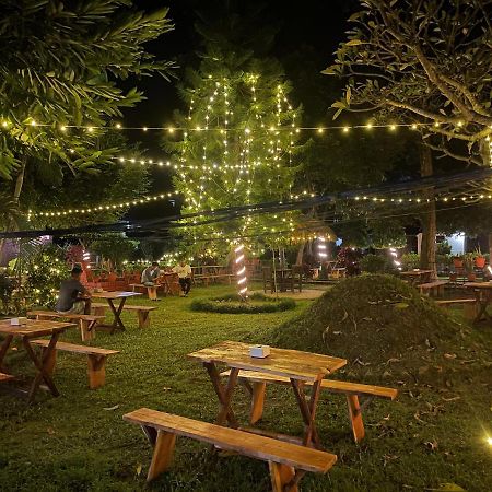 Hotel Tharu Garden And Beer Bar Chitwan Exterior photo